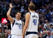 东契奇连续二十场比赛得分超过刷新纪录，加拿大队不断突破！赢得满堂喝彩的简单介绍